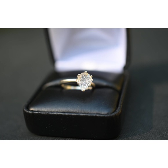 alternative engagement ring, raw gemstone ring - Picture 3 of 4